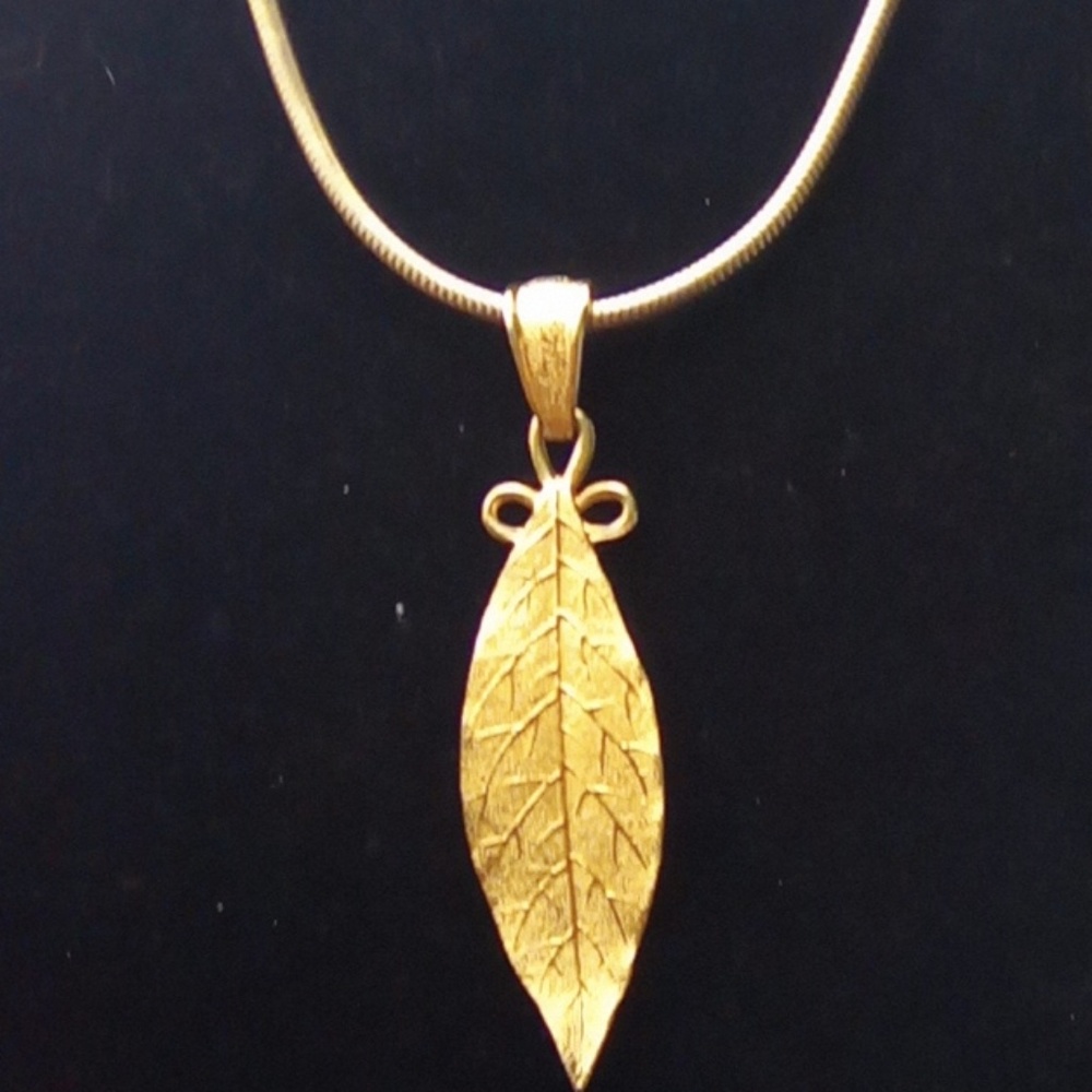 Cute 28" Gold Plated Leaf Necklace Pendant.